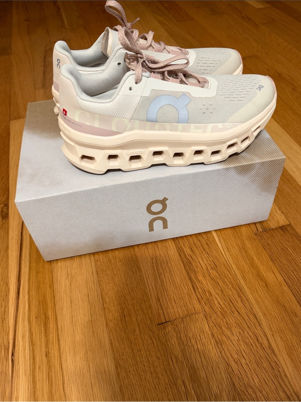 On Running Women’s Cloudmonster Sneakers in Moon/Fawn. Size 8.5
